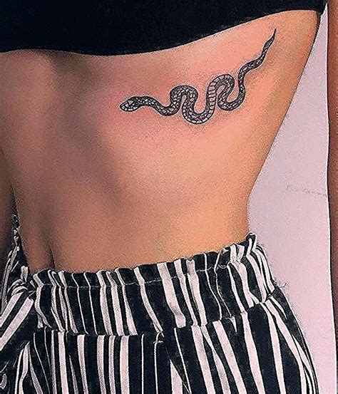 tatouage serpent entre les seins|serpent rouge dans les dos.